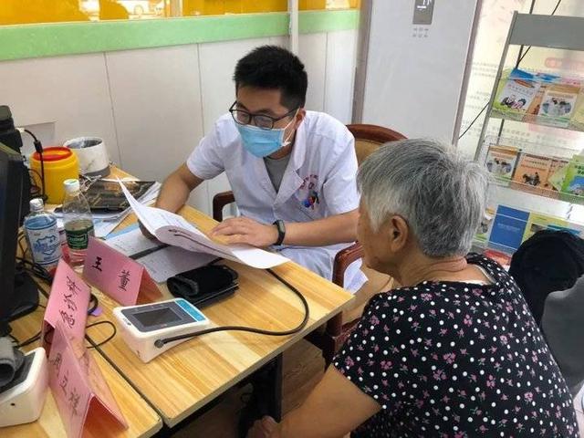 德州市中醫院開展老年健康宣傳周義診活動 為長者送上貼心健康咨詢服務